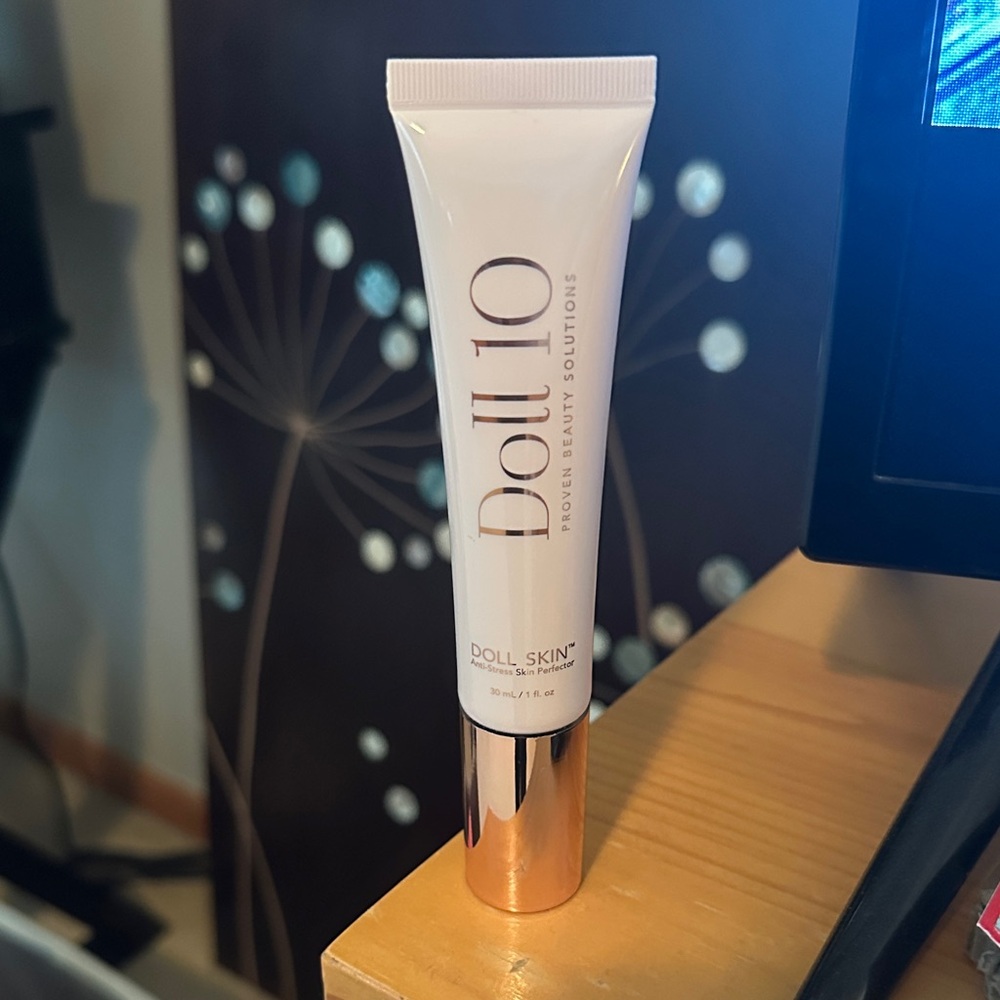 Doll 10 Doll Skin Perfection foundation in light/medium 1 fl oz